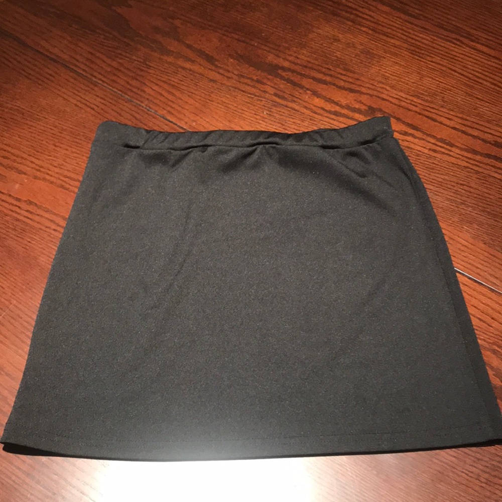 Essential Short Black Skirt